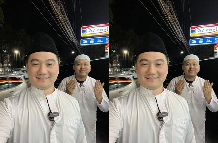 Potret Chef Arnold Pakai Gamis dan Peci (Twitter/@ArnoldPoernomo)