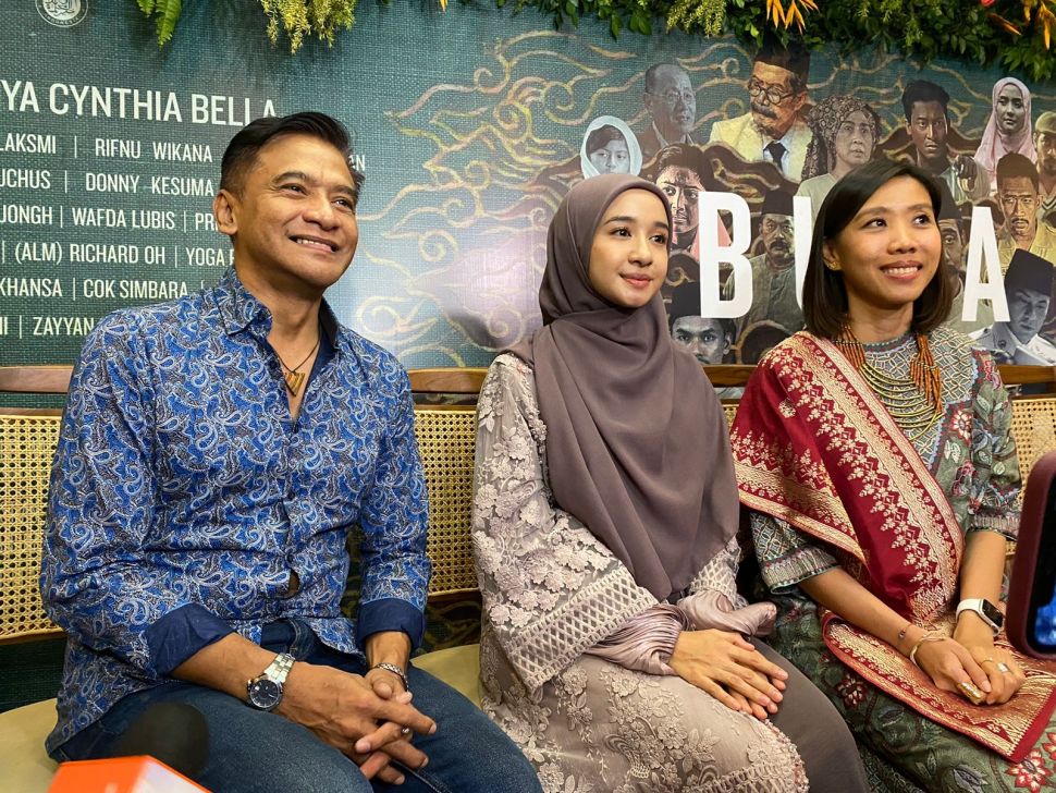 (Dari kiri ke kanan) Donny Damara, Laudya Cynthia Bella, dan Frederica selaku produser Falcon Pictures, dalam jumpa pers jadwal perilisan film Buya Hamka di kawasan Senayan, Jakarta Pusat, Rabu (12/4/2023). [Tiara Rosana/Suara.com]