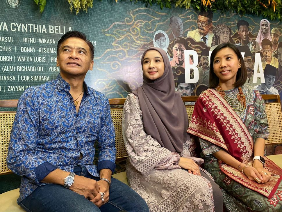 (Dari kiri ke kanan) Donny Damara, Laudya Cynthia Bella, dan Frederica selaku produser Falcon Pictures, dalam jumpa pers jadwal perilisan film Buya Hamka di kawasan Senayan, Jakarta Pusat, Rabu (12/4/2023). [Tiara Rosana/Suara.com]