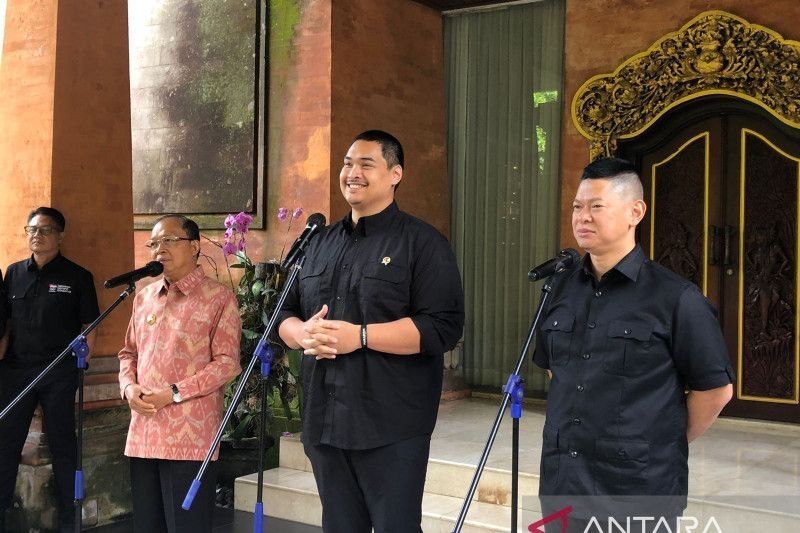 Menpora Dito Ariotedjo bersama Gubernur Bali Wayan Koster membahas World Beach Games 2023 di Denpasar, Jumat (14/4/2023). ANTARA/Ni Putu Putri Muliantari