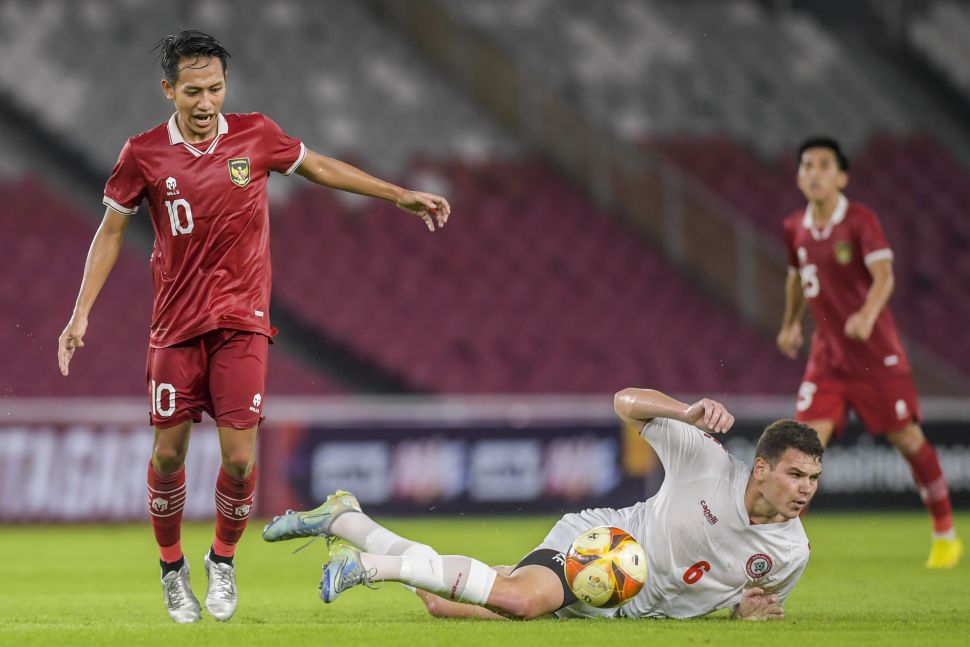 Pesepak bola Timnas Indonesia U-22 Beckham Putra (kiri) berusaha melewati hadangan pesepak bola Timnas Lebanon U-22 Hussein Ezzeddine (kanan) dalam pertandingan Internasional Friendly Match di Stadion Utama Gelora Bung Karno, Jakarta, Jumat (14/4/2023). ANTARA FOTO/Galih Pradipta/rwa. 