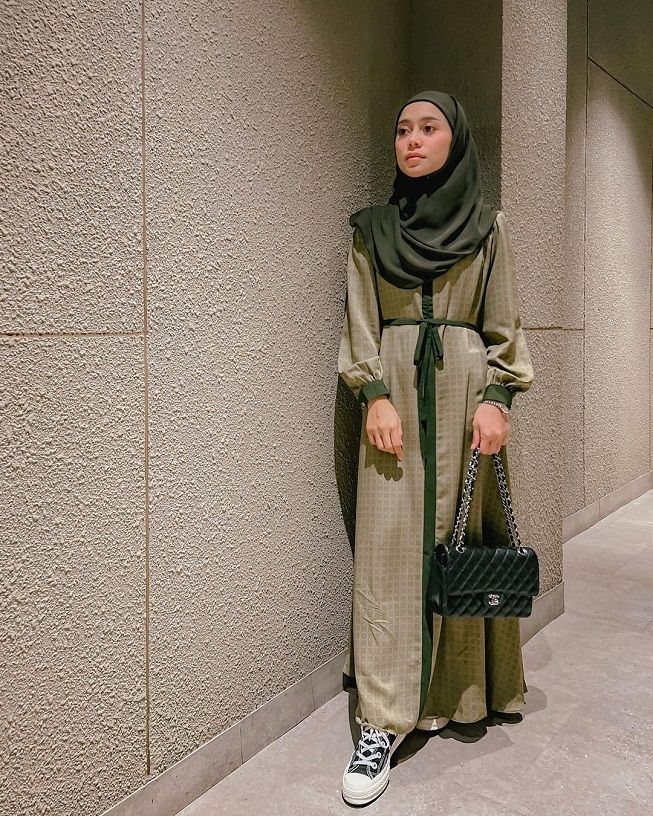 Artis Lesti Kejora tampil cantik dengan baju gamis. [Instagram @lestykejora]