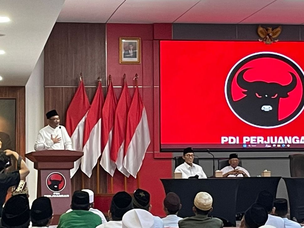 Ketua DPP PDIP Djarot Saiful Hidayat berpidato dalam Pelatihan Dakwah Digital Tahun 2023 di Sekolah Partai kantor DPP PDIP, Lenteng Agung, Jakarta Selatan, Sabtu (15/4/2023). [Suara.com/Bagaskara]