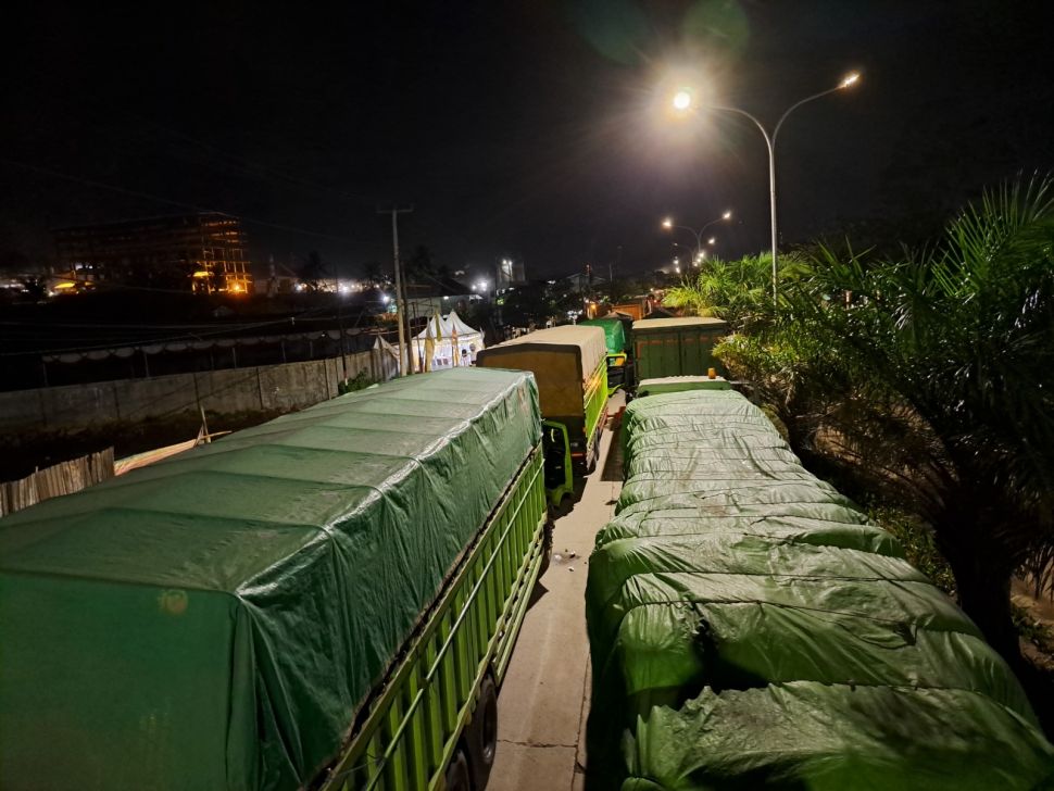 Penumpukan truk logitik di Jalan Lingkar Selatan (JLS) Kota Cilegon Banten, Minggu (16/4/2023). [Suara.com/Sopian Sauri]