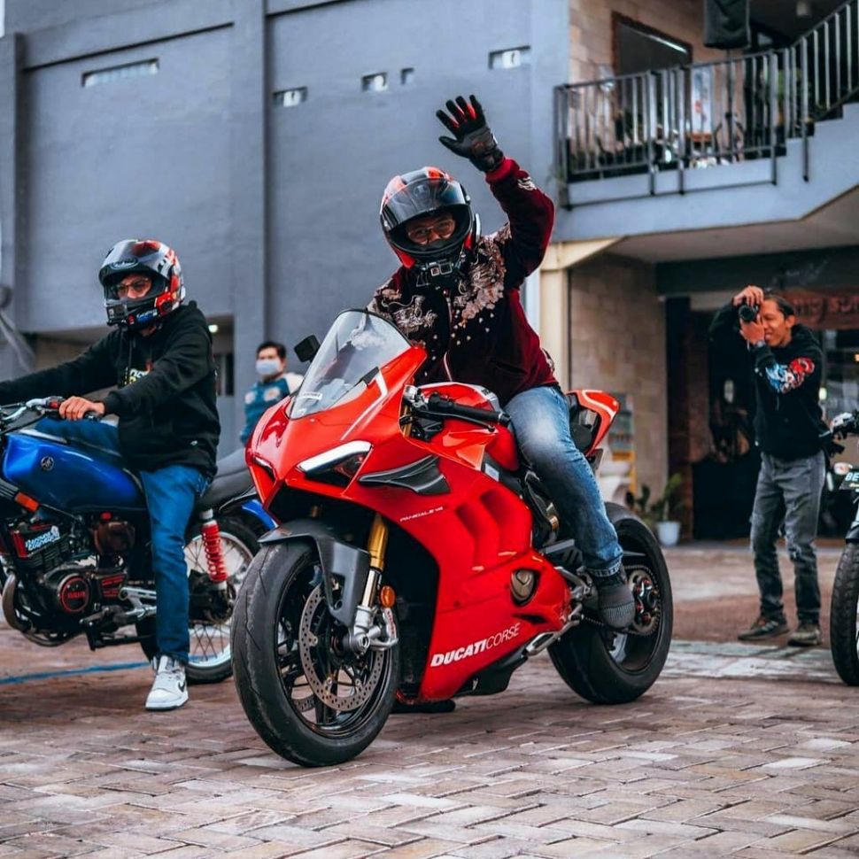 Missing Action Gunawan Banyuaji alias Papa Blar dengan motor kesayangannya Ducati. [Instagram]