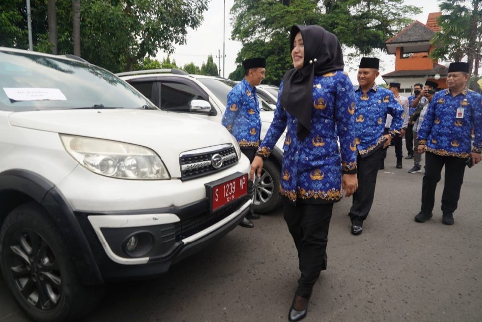 Bupati Mojokerto, Ikfina Fahmawati melihat kondisi kendaraan dinas roda empat yang terparkir di halaman Pemkab Mojokerto. (Dok: Pemkab Mojokerto)