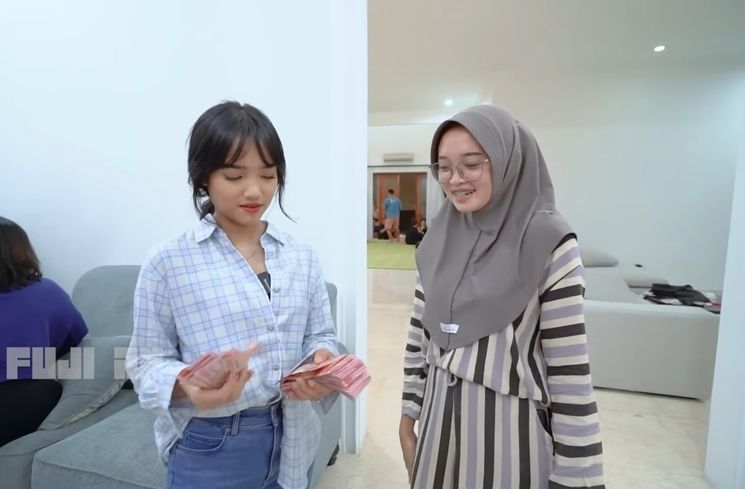 Momen Fuji Bagi-bagi THR ke Karyawan (YouTube Fuji an)