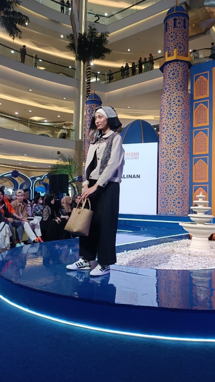 Karya Desainer Dave Tjoa sukses melenggang di Ramadan Runway 2023 Mall Kota Kasablanka. (Dini/Suara.com)