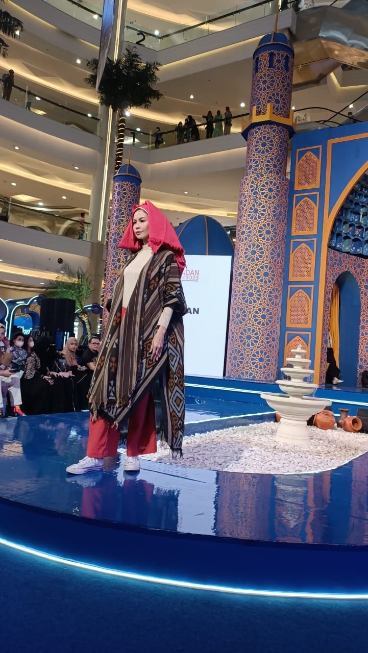 Karya Desainer Dave Tjoa sukses melenggang di Ramadan Runway 2023 Mall Kota Kasablanka. (Dini/Suara.com)