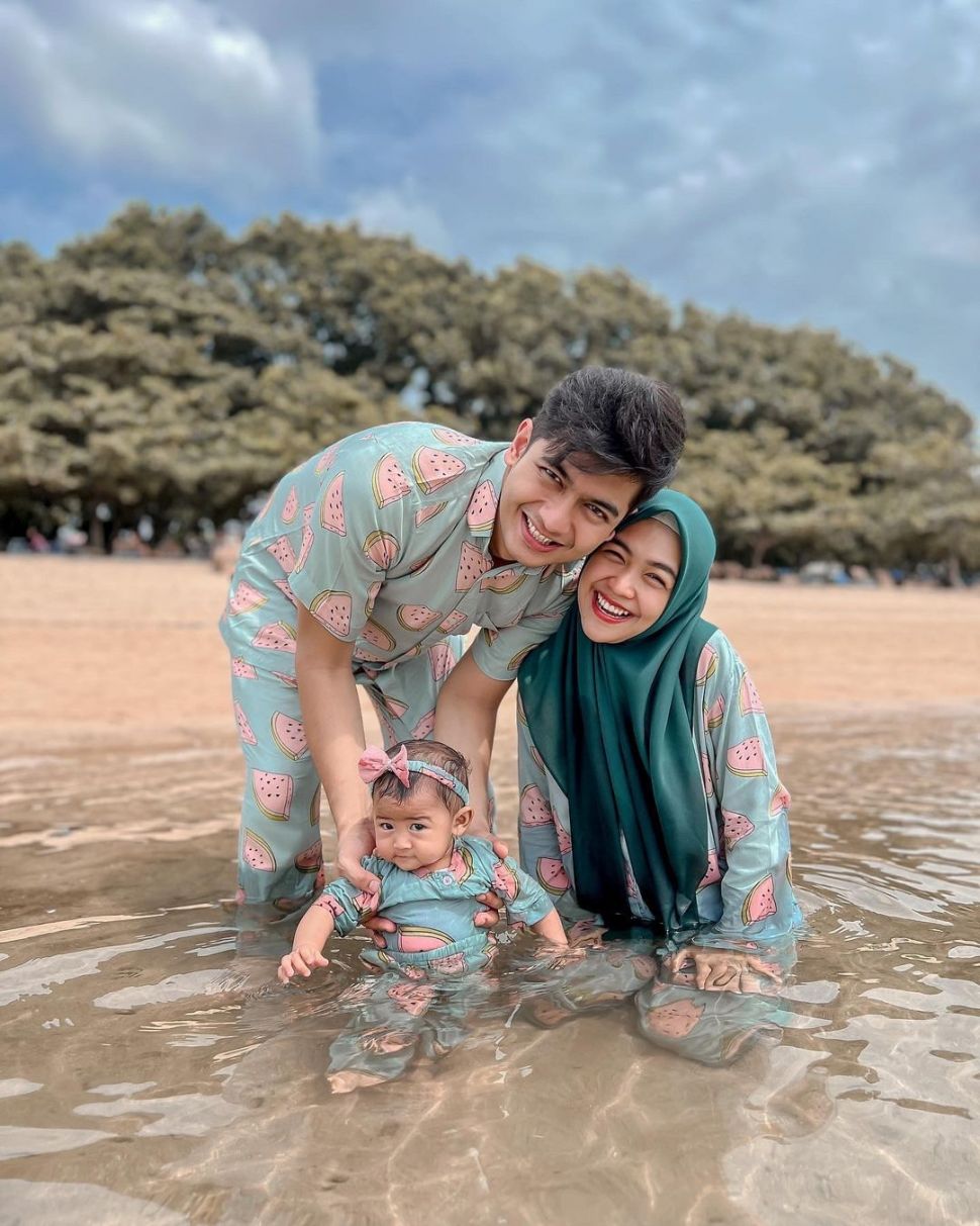 Ria Ricis dan Teuku Ryan bersama Baby Moana. [Instagram]