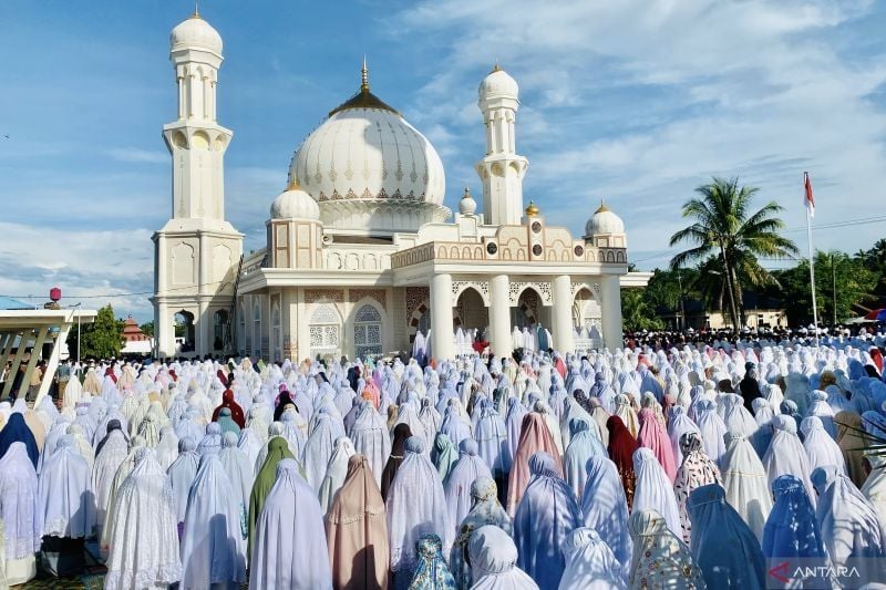 Ribuan umat Islam pengikut Thariqat Syattariyah melaksanakan ibadah shalat Idul Fitri yang dipusatkan di Kompleks Masjid Peuleukung, Desa Peuleukung, Kecamatan Seunagan Timur, Kabupaten Nagan Raya, Provinsi Aceh, Kamis (20/4/2023) pagi. (ANTARA/Teuku Dedi Iskandar)