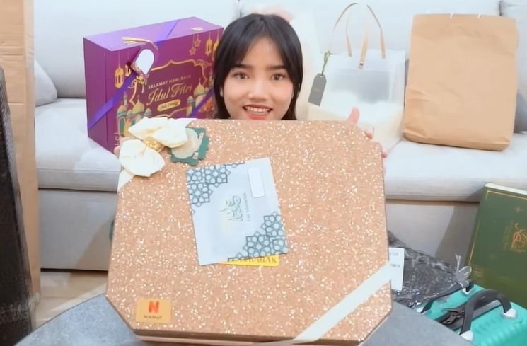 Momen Fuji unboxing hampers Lebaran (YouTube/Fuji an)