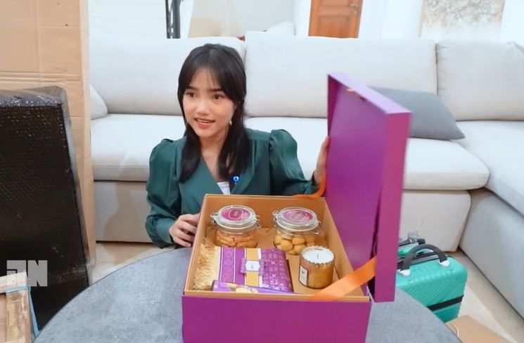 Momen Fuji unboxing hampers Lebaran (YouTube/Fuji an)