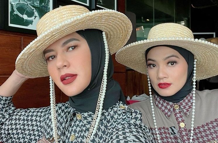 Inspirasi Hijab dan Mukena ala Titi Kamal (Instagram/@titi_kamall)