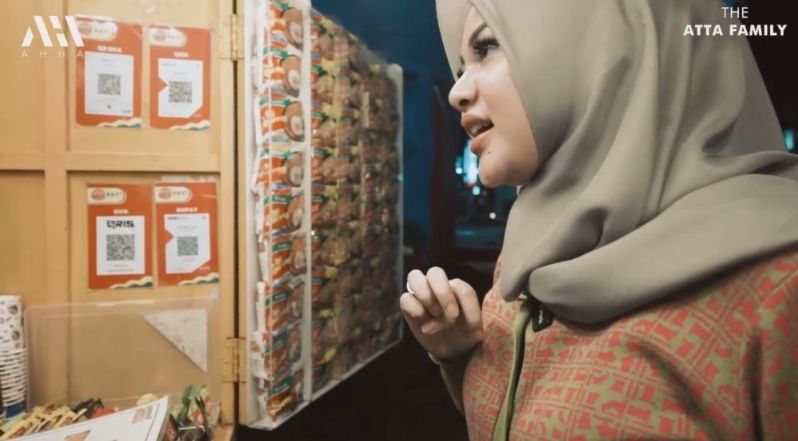 Potret Aurel dan Ashanty Nongkrong di Pasar Malam. (YouTube/AH)