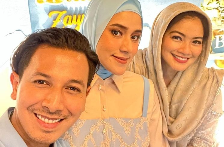 Inspirasi Hijab dan Mukena ala Titi Kamal (Instagram/@titi_kamall)