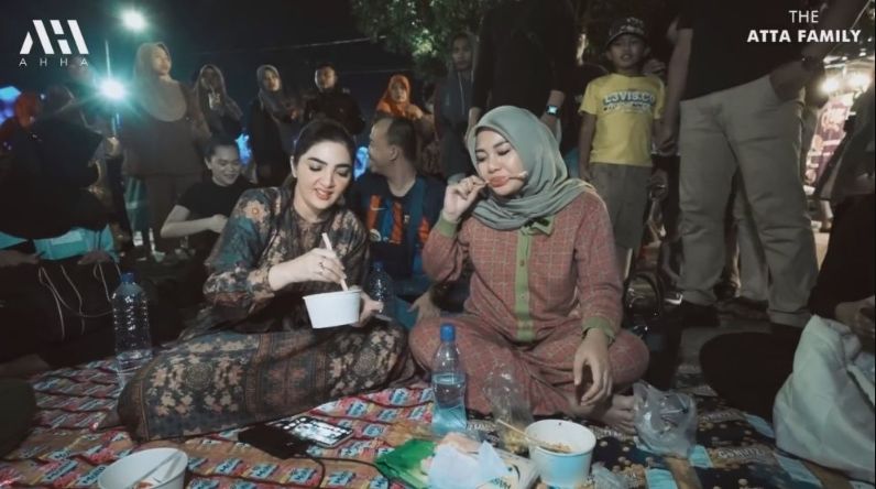 Potret Aurel dan Ashanty Nongkrong di Pasar Malam. (YouTube/AH)