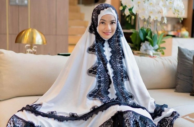 Inspirasi Hijab dan Mukena ala Titi Kamal (Instagram/@titi_kamall)