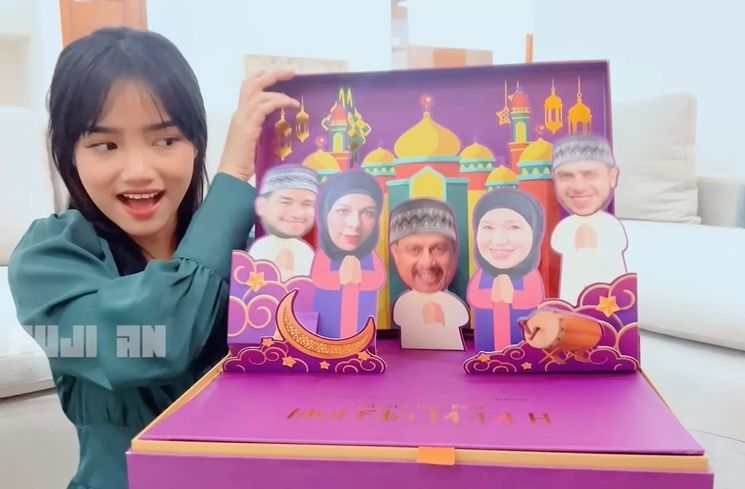 Momen Fuji unboxing hampers Lebaran (YouTube/Fuji an)