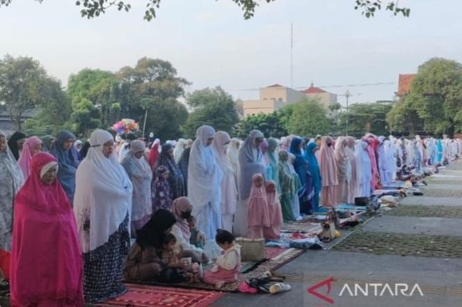 Ribiuan anggota jemaah mengikuti salat Id di Halaman Pamedan Pura Mangkunegaran Solo, Jumat (21/4/2023). [ANTARA/Aris Wasita]