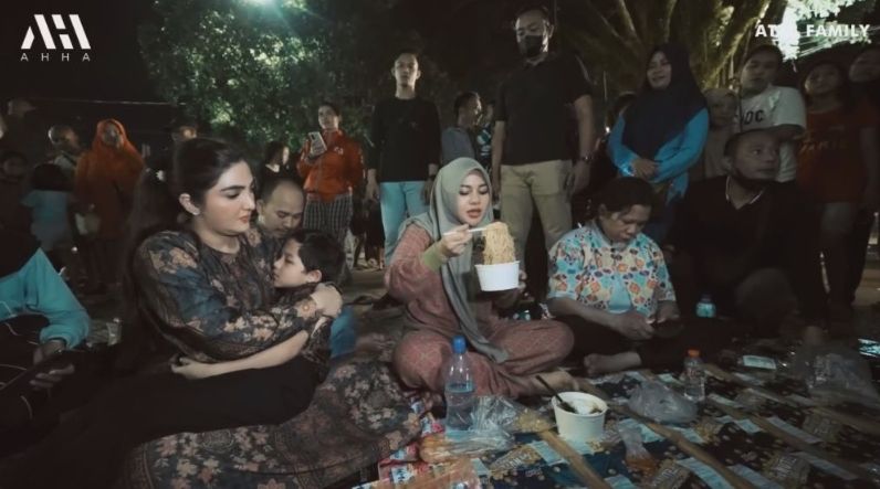 Potret Aurel dan Ashanty Nongkrong di Pasar Malam. (YouTube/AH)