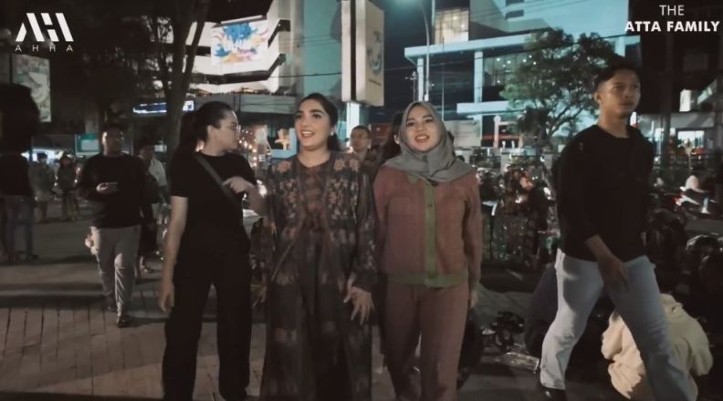 Potret Aurel dan Ashanty Nongkrong di Pasar Malam. (YouTube/AH)