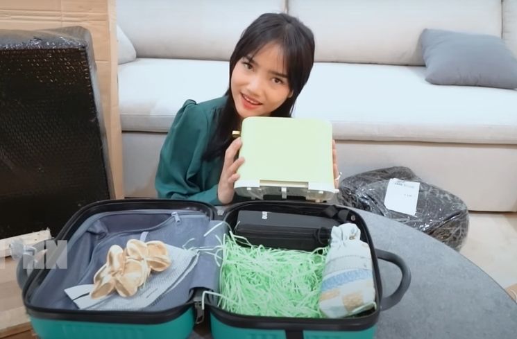 Momen Fuji unboxing hampers Lebaran (YouTube/Fuji an)