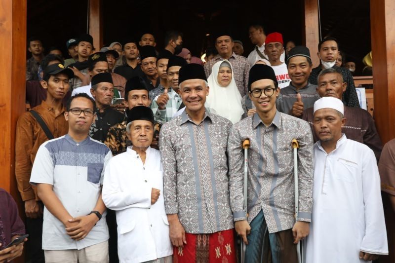 Gubernur Jawa Tengah Ganjar Pranowo berfoto bersama keluarga besar dari istrinya, Siti Atikoh, pada halalbihalal di Kabupaten Purbalingga, Sabtu (22/4/2023). [ANTARA/Dokumen Pribadi]