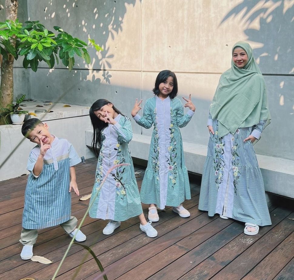 Selebriti Kenakan Baju Lebaran Sage Green (Instagraam)