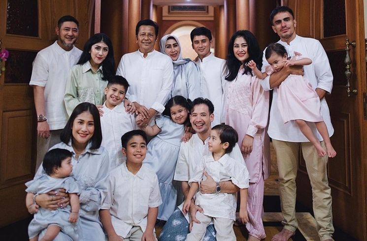 Potret Lebaran Keluarga Alshad Ahmad (Instagram/@tarrabudiman)