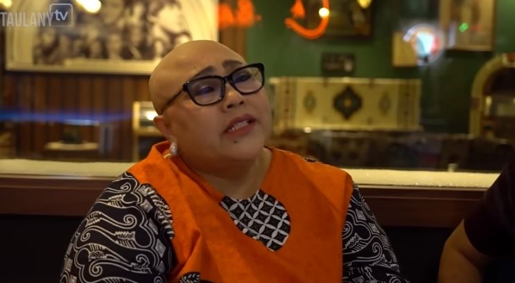 Nunung Srimulat memperlihatkan penampilannya yang botak usai kemoterapi. [YouTube/TAULANY TV]