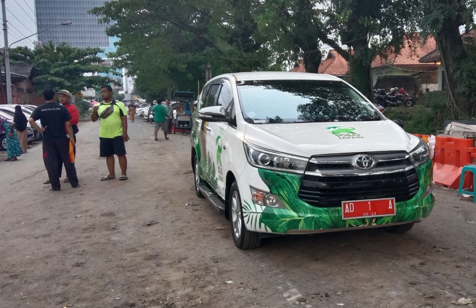Mobil Dinas Wali Kota Solo Gibran Rakabuming Raka yang diparkir di dekat proyek Viaduk Gilingan, Rabu (26/4/2023). [Suara.com/Ari Welianto]
