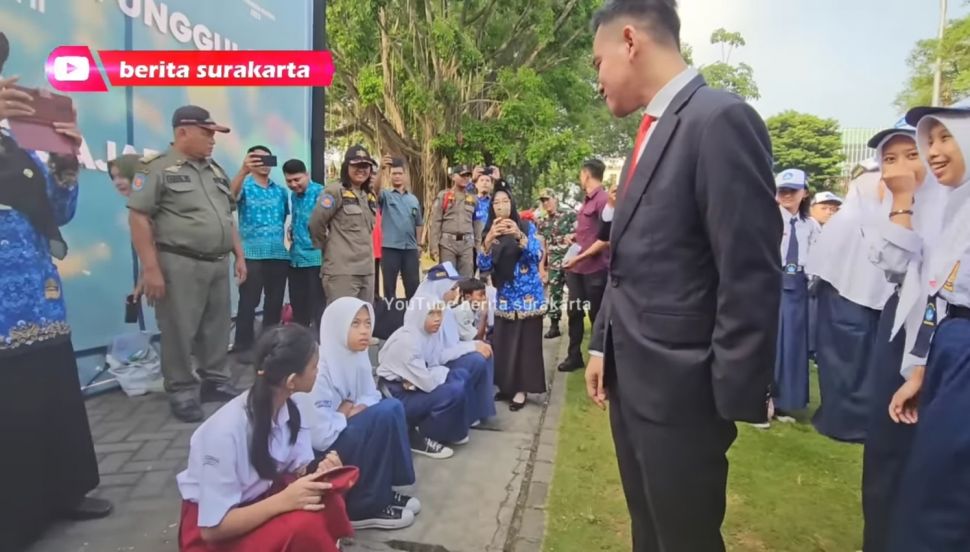 Wali Kota Solo Gibran Rakabuming Bersorak Melihat Siswa Sakit Langsung Saat Upacara (YouTube/Berita Surakarta)