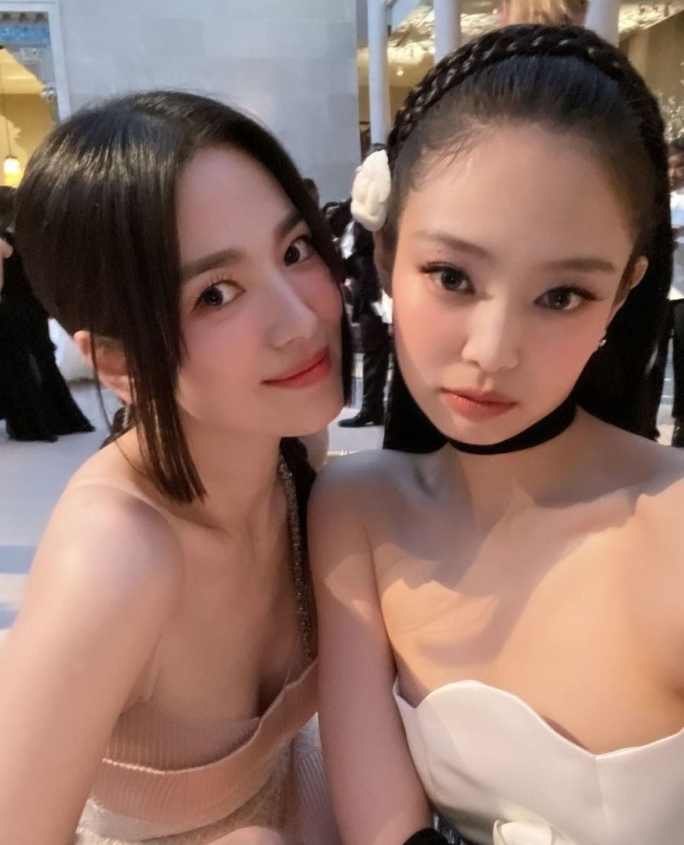 Song Hye Kyo dan Jennie BLACKPINK Foto Bareng di Met Gala 2023 (Instagram/@VogueKorea)