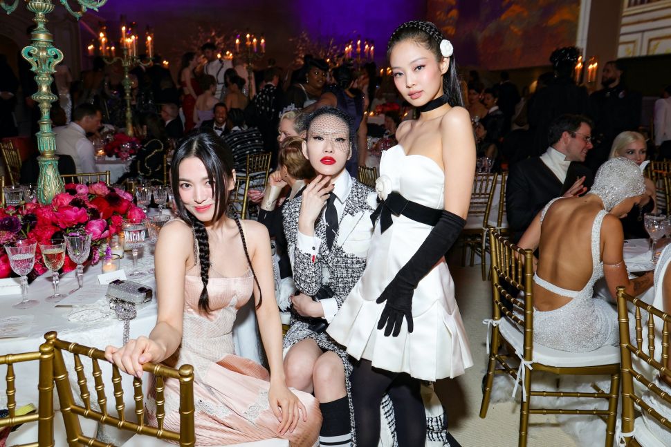 Song Hye Kyo dan Jennie BLACKPINK Foto Bareng di Met Gala 2023 (Twitter/@etnow)