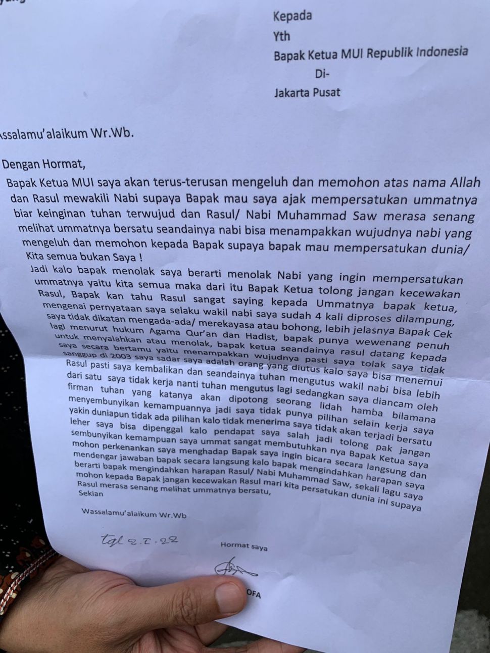 Penampakan surat Mustopa NR, pelaku penembakan di kantor MUI Pusat, Menteng, Jakarta Pusat. (Suara.com/Fakhri)