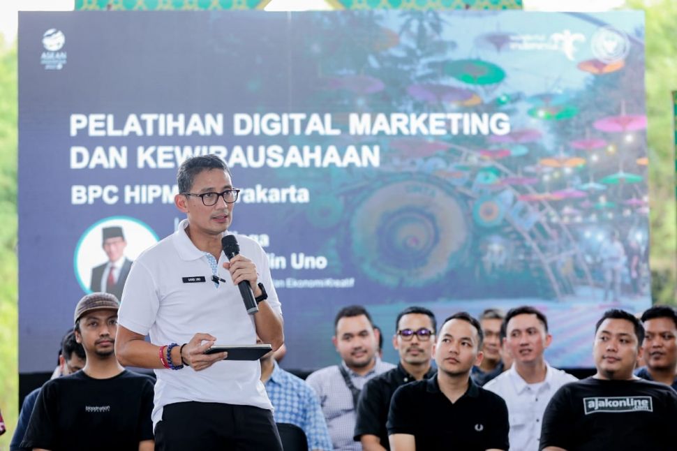 Menteri Pariwisata dan Ekonomi Kreatif (Menparekraf) Sandiaga Uno berkomitmen meningkatkan daya saing UMKM guna terus berinovasi.