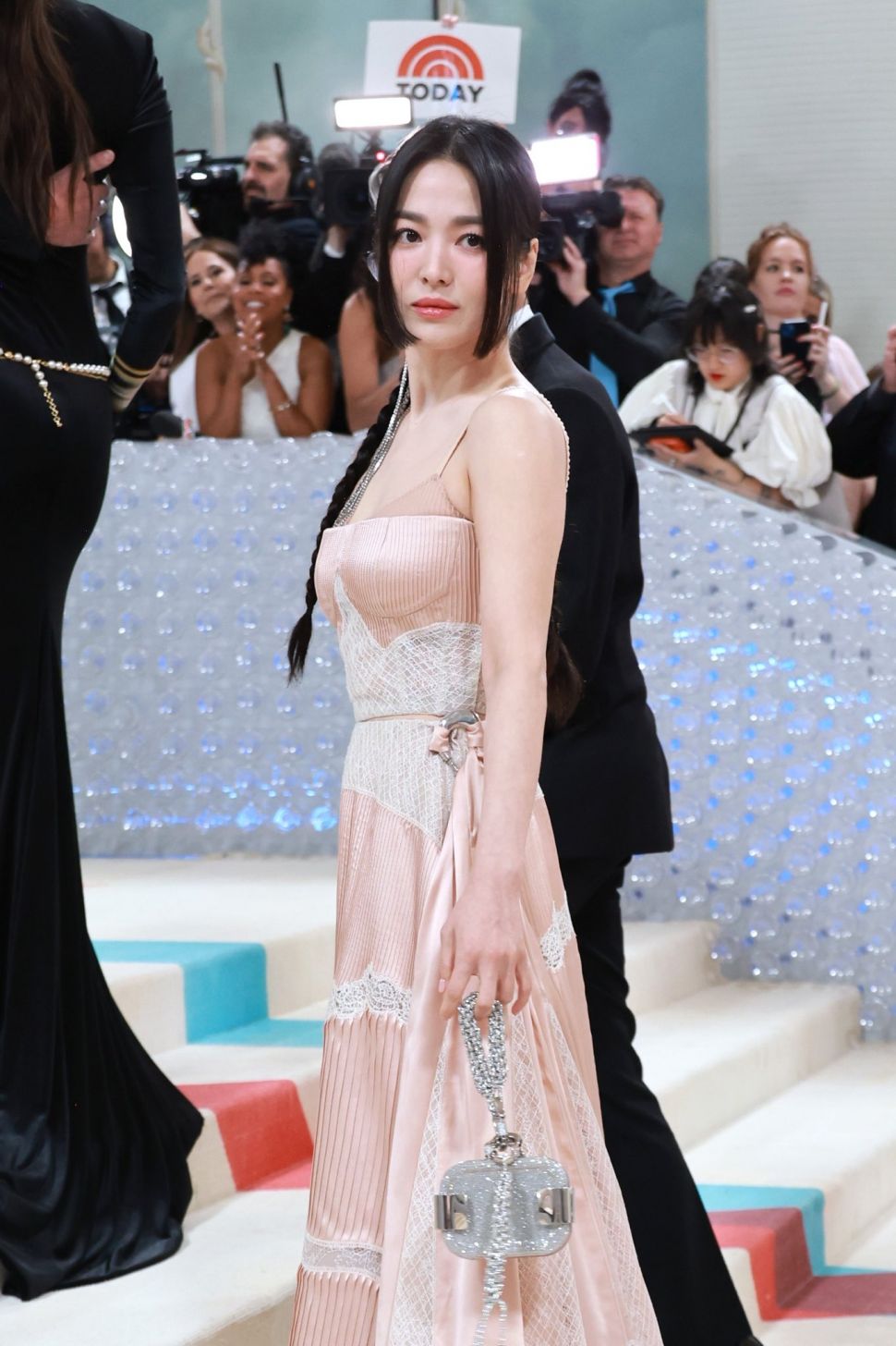 Song Hye Kyo di Met Gala 2023 (Twitter/@theseoulstory)