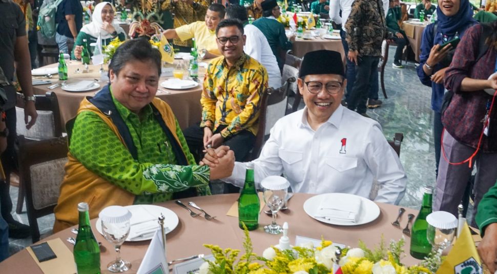 Ketua Umum Partai Golkar Airlangga Hartarto (kiri) bersama Ketua Umum PKB Muhaimin Iskandar (kanan) saat menggelar pertemuan di Senayan, Jakarta, Rabu (3/5/2023). [Suara.com/Alfian Winanto]