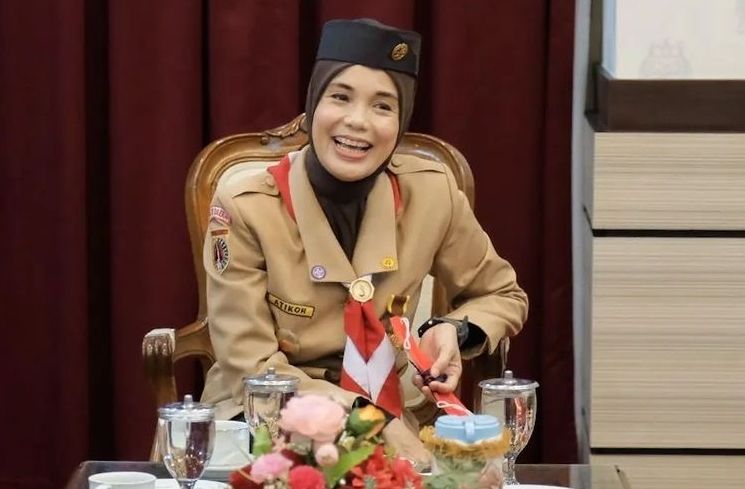 10 Potret Cantik Siti Atikoh Istri Ganjar Pranowo Tetap Menawan Di