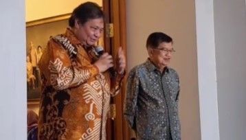 Airlangga Hartarto bersama Jusuf Kalla memberikan keterangan usai bersilaturahmi di kediaman mantan Ketum Golkar tersebut pada Kamis (4/5/2023) malam. [Suara.com/Novian]