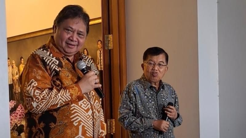 Airlangga Hartarto bersama Jusuf Kalla memberikan keterangan usai menggelar pertemuan pada Kamis (4/5/2023) malam. [Suara.com/Novian]