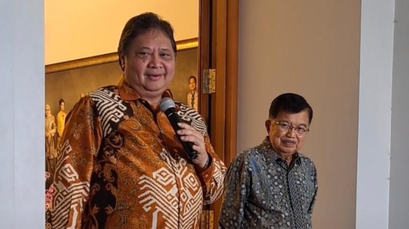 Ketum Golkar Airlangga Hartarto dan tokoh senior partai beringin Jusuf Kalla saat bersilaturahmi pada Kamis (4/5/2023) malam. [Suara.com/Novian]