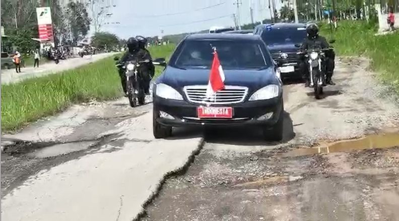 Presiden Joko Widodo atau Jokowi menjajal jalan rusak di Jalan Terusan Ryacudu Lampung, Jumat (5/5/2023). (Ist)