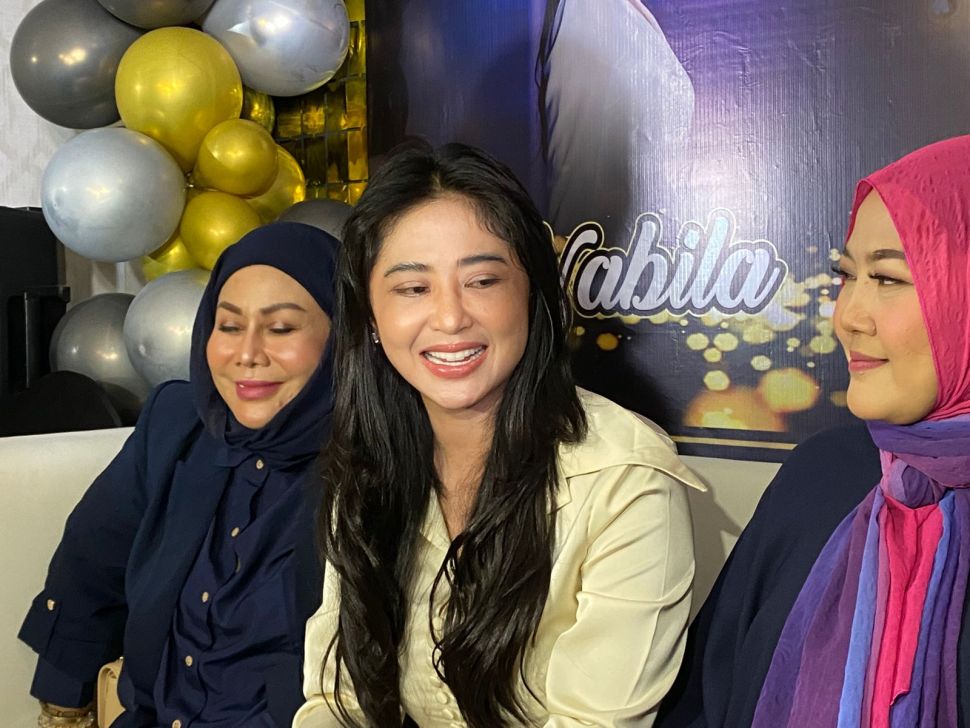 Dewi Perssik saat ditemui di kawasan Kuningan, Jakarta Selatan, Kamis (4/5/2023). [Suara.com/ Tiara Rosana]