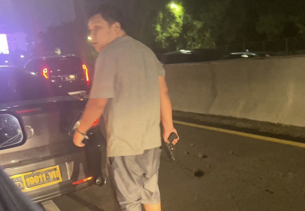 Aksi koboi jalanan di Jakarta Barat, pelaku pakai mobil dengan plat dinas Polri. [Tangkapan layar]