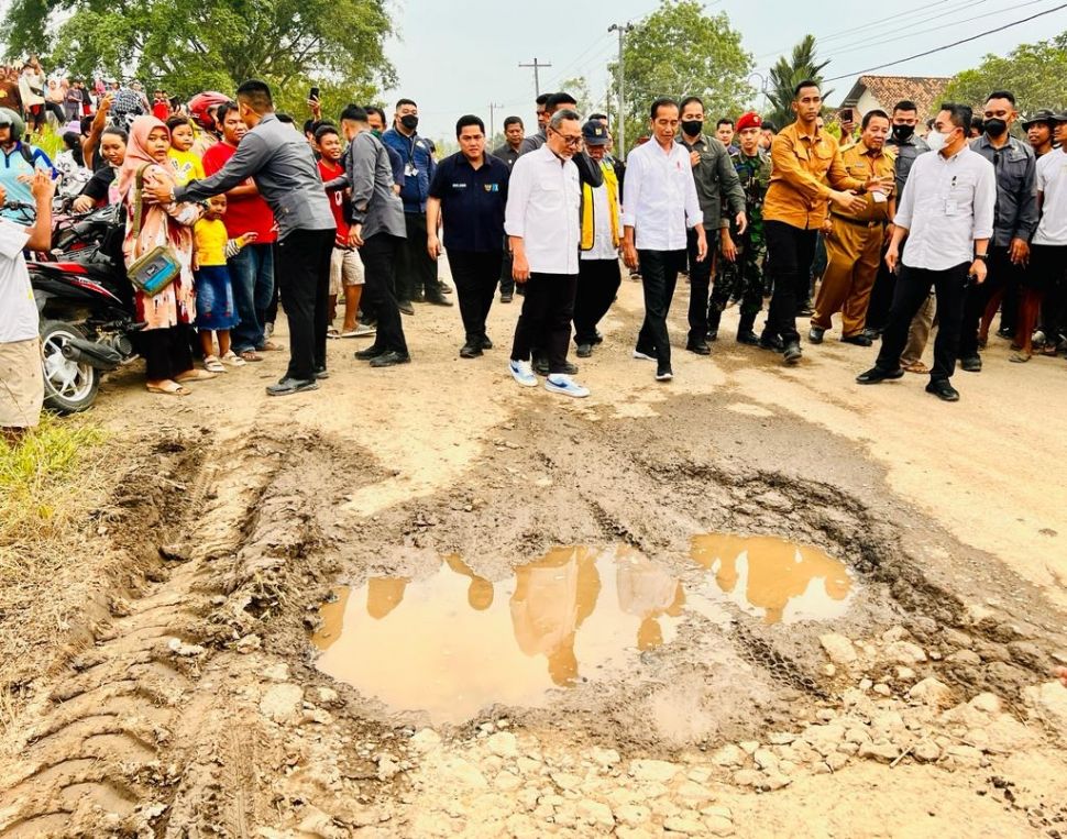 Presiden Jokowi meninjau ruas jalan Seputih Raman - Seputih Banyak - Simpang Randu, Lampung, Jumat (5/5/2023).  (Laily Rachev - Biro Pers Sekretariat Presiden)