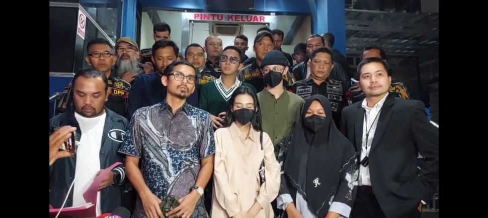 Tenri Ajeng Anisa didampingi keluarga dan tim kuasa hukum ditemui di Polda Metro Jaya, Jumat (5/5/2023). [Suara.com/ Rena Pangesti]