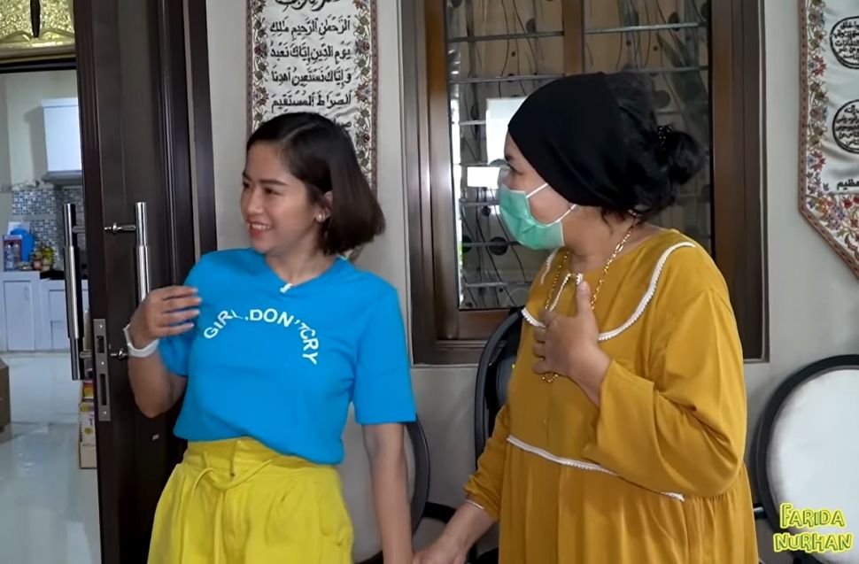 Gaya ibu Ayu Ting Ting yang bikin heboh. (YouTube/ Farida Nurhan)