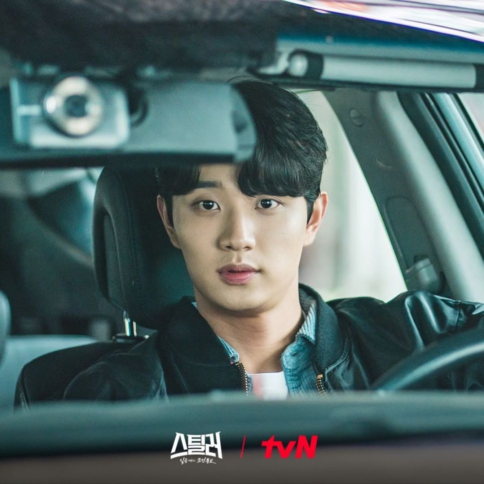 Adu Peran Kim Jae Won dan Choi Hwa Jung di Stealer: The Treasure Keeper. (Instagram/@tvn_drama)